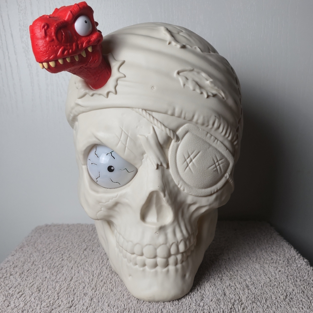 Zuru Smashers Dino Island Giant Skull Light Up/Color Change Eye Talks Blow Mold